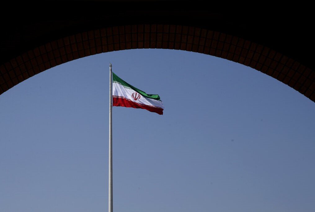 اهتزاز بزرگترین پرچم ایران در تهران | عباس آباد امروز میزبان «یک ملت، یک پرچم» است
